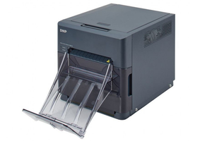 DNP QW410 Fotodrucker mit Auffangschale Produktabbildung