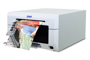 DNP DS620 Fotodrucker mit ausgedrucktem Bild Produktabbildung